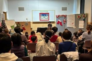 冬のおはなし会でおはなしをしている写真