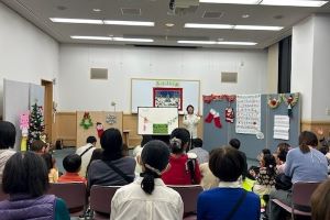 冬のおはなし会で、パネルシアターをしている写真