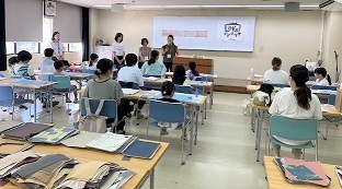 最初の説明を聞いているところ