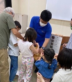 木材の硬さの違いを実感中