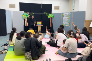 紙芝居『はーい』を見ているところの写真