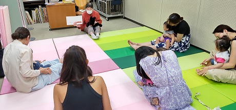 親子で楽しむ絵本とわらべうた写真