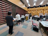 グループワークで調べ学習を行う様子