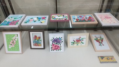 ペーパークイリングで作った色鮮やかな花の写真