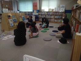 おやこ劇場のおはなし会こうさく会 写真1