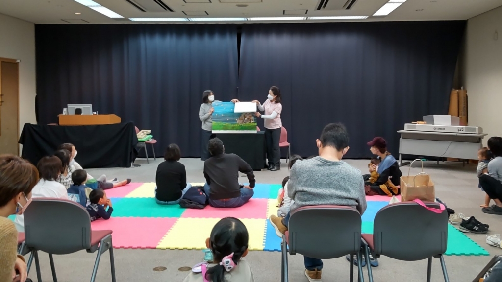 大型絵本の読み聞かせ