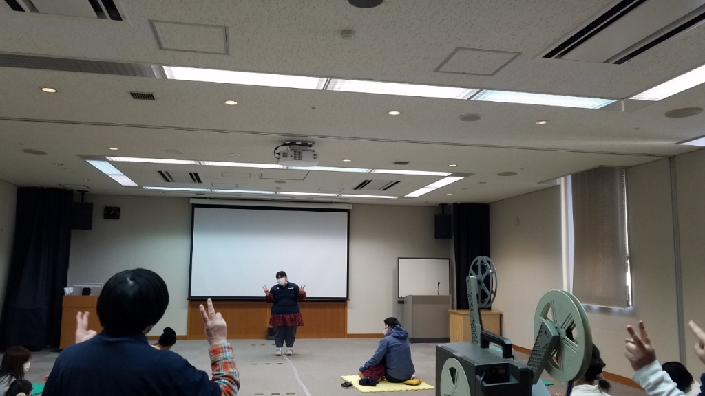 手遊びの様子