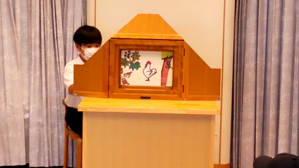 紙芝居を読む写真