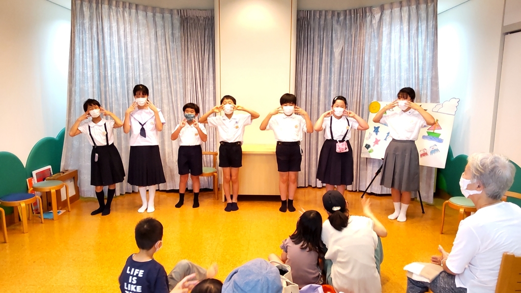 手遊びをする写真