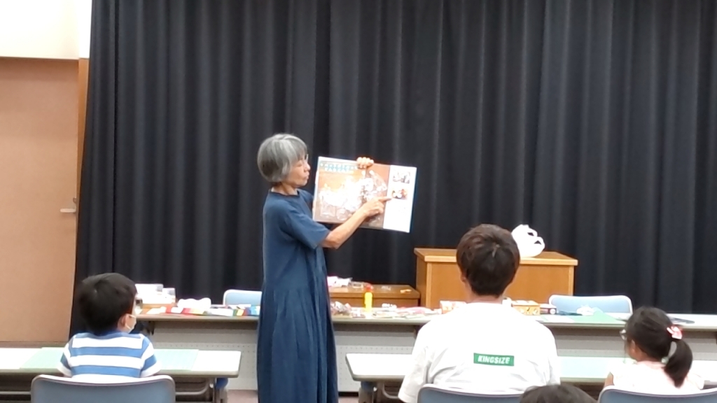本を見せながらごみのお話をしている写真