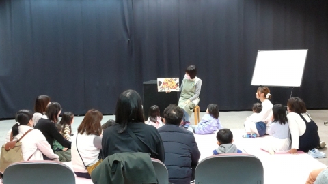 絵本の読み聞かせの写真