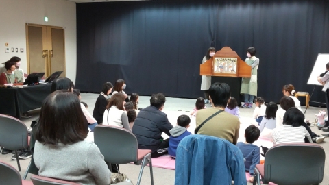 大型紙しばいの読み聞かせの写真