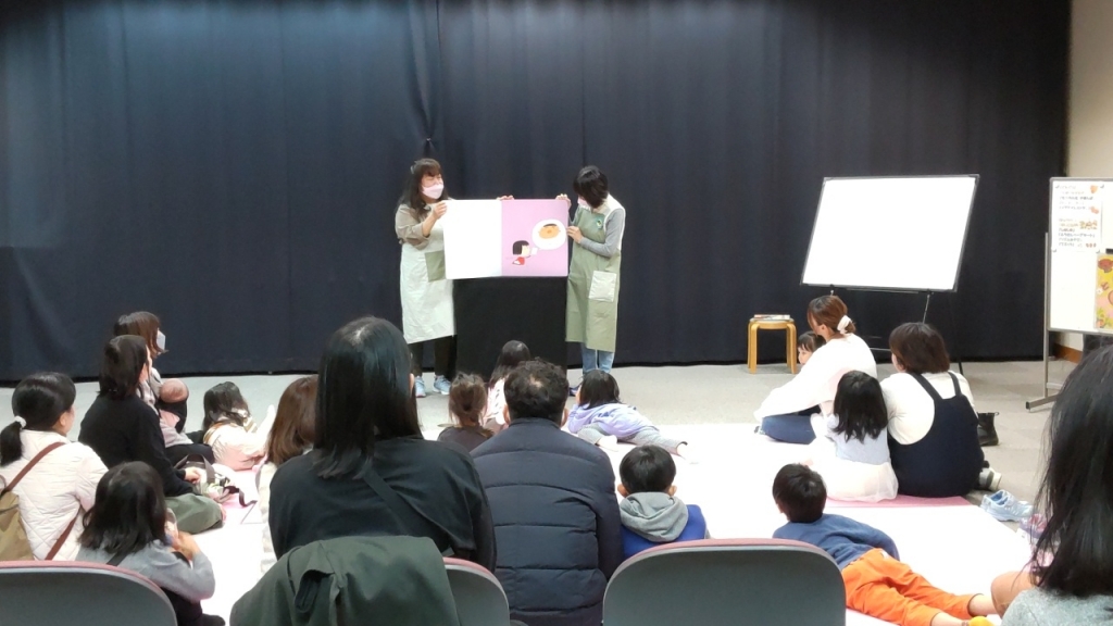 大型絵本の読み聞かせの写真