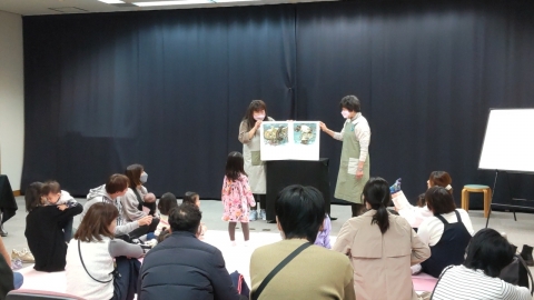 大型絵本の読み聞かせの写真