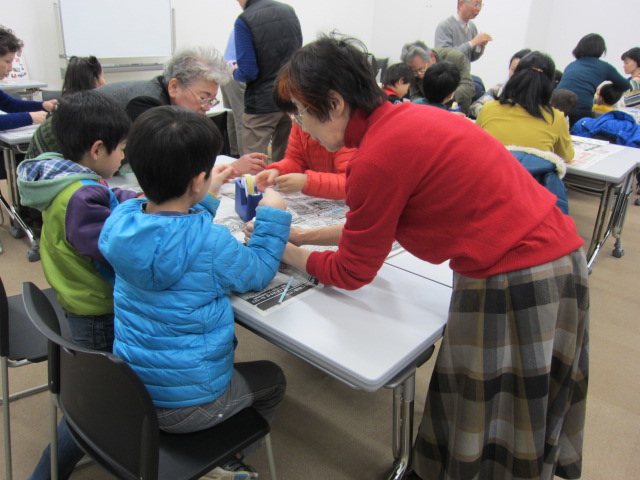 光の万華鏡工作教室の様子2 光の万華鏡工作教室の様子2