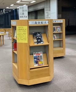 展示書架の写真