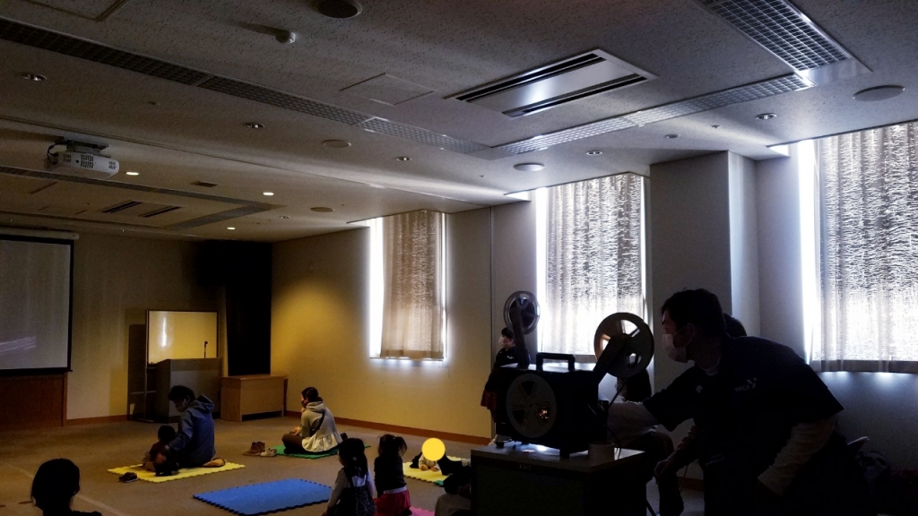 映写機で上映中
