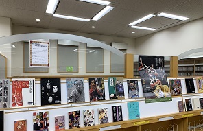 展示書架の写真