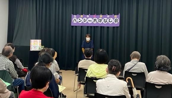 以前の大人が楽しむおはなし会の様子