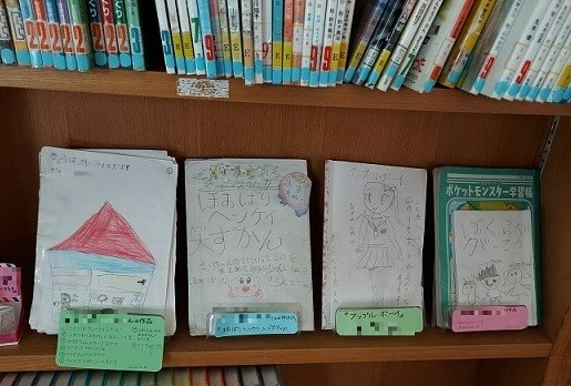 ミニブックなど子どもの作品を展示