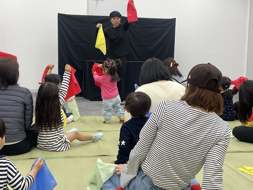 ハンカチをふる写真