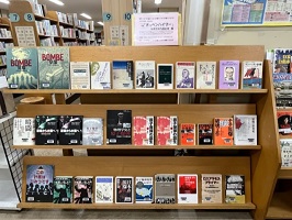 映画オッペンハイマーを見てから読む本　図書展示風景