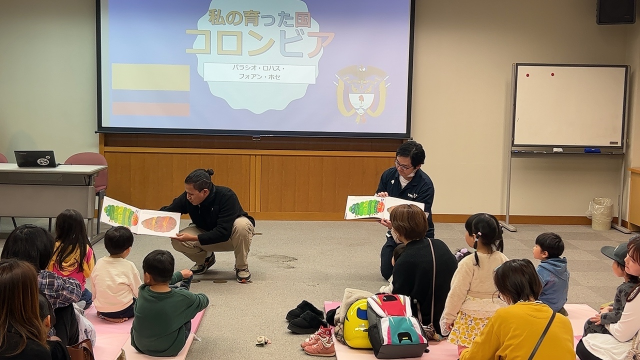 スペイン語と日本語で、並んで「はらぺこあおむし」を読み聞かせ