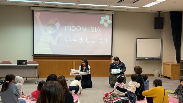 インドネシア語と日本語で、並んで「アンパンマンとはみがきやま」を読み聞かせ