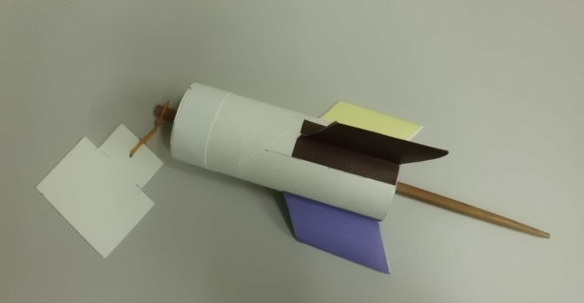 工作教室見本「紙芯ロケット」