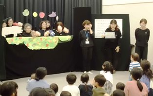 人形劇「なにをたべてきたの」出演者たち