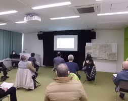正面のスクリーンをみる参加者たち
