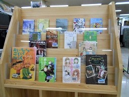 中高生にオススメの本展示架2