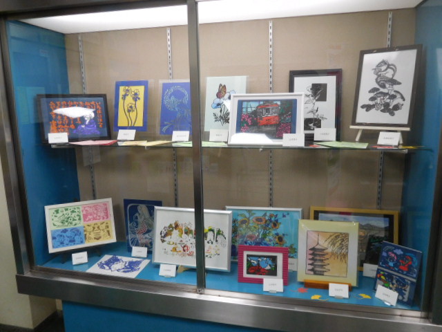 切り絵の会作品展の展示風景