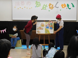 赤ずきん＆ドロップスの皆さんが大型絵本を読んでいるところ