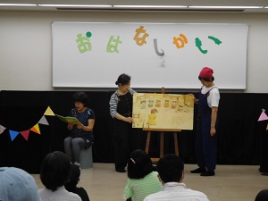 赤ずきん＆ドロップスの皆さんが大型絵本を読んでいる様子