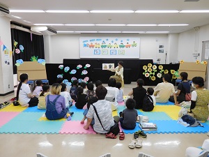 夏のおはなし会の様子
