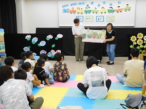 夏のおはなし会の様子