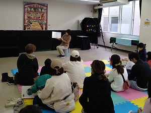 絵本の読み聞かせの様子