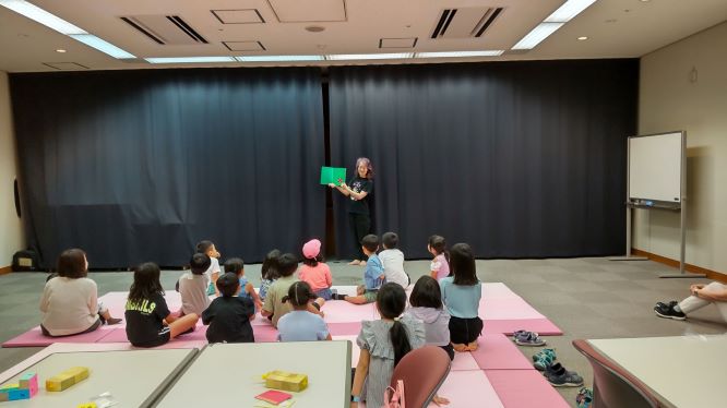 絵本の読み聞かせの写真
