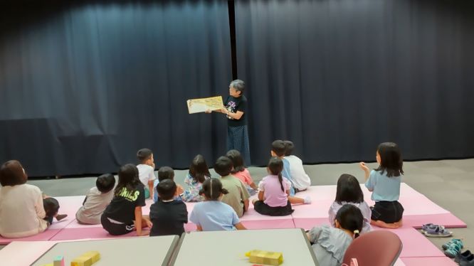 絵本の読み聞かせ写真