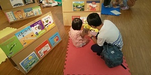 絵本を読んでいる親子