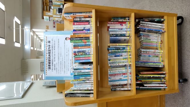 「読書感想文お役立ち本」展の写真
