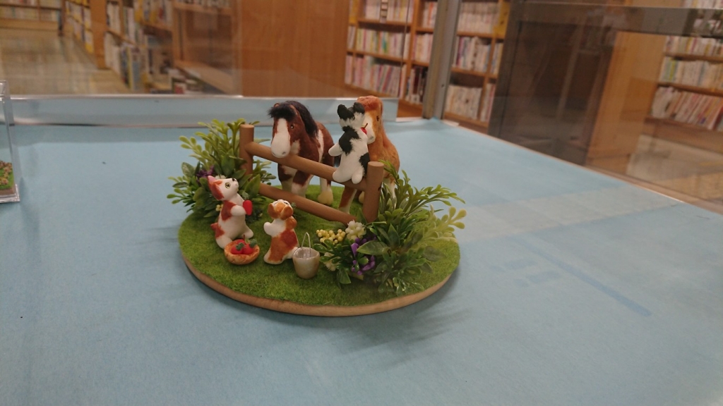 牧場で過ごす猫たちの写真