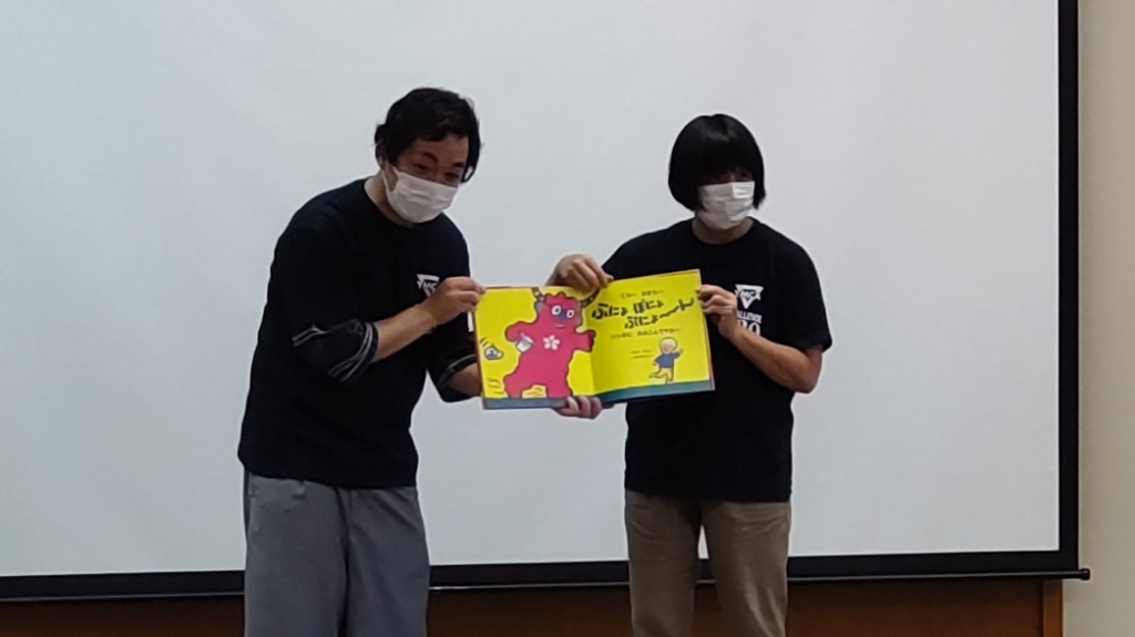 絵本の読み聞かせの写真