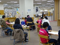 午前の部記事を書いている様子