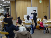 午前の部絵本の読み聞かせの様子