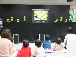 大型紙芝居「ぼりぼりにゃんこ」の様子」