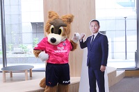セレッソ大阪ロビーと森島社長パネルのツーショット