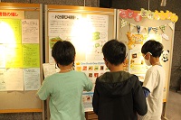 午後の部としょかんたんけんクイズの様子