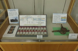 大阪アンダーグラウンド展　ボーリングサンプルとくじらの骨の写真